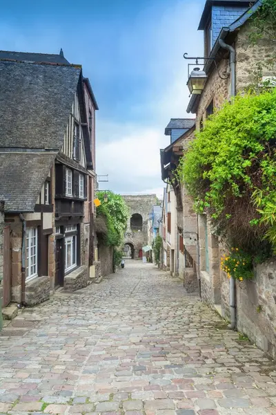 Street Photography: Finding Beauty in the Ordinary